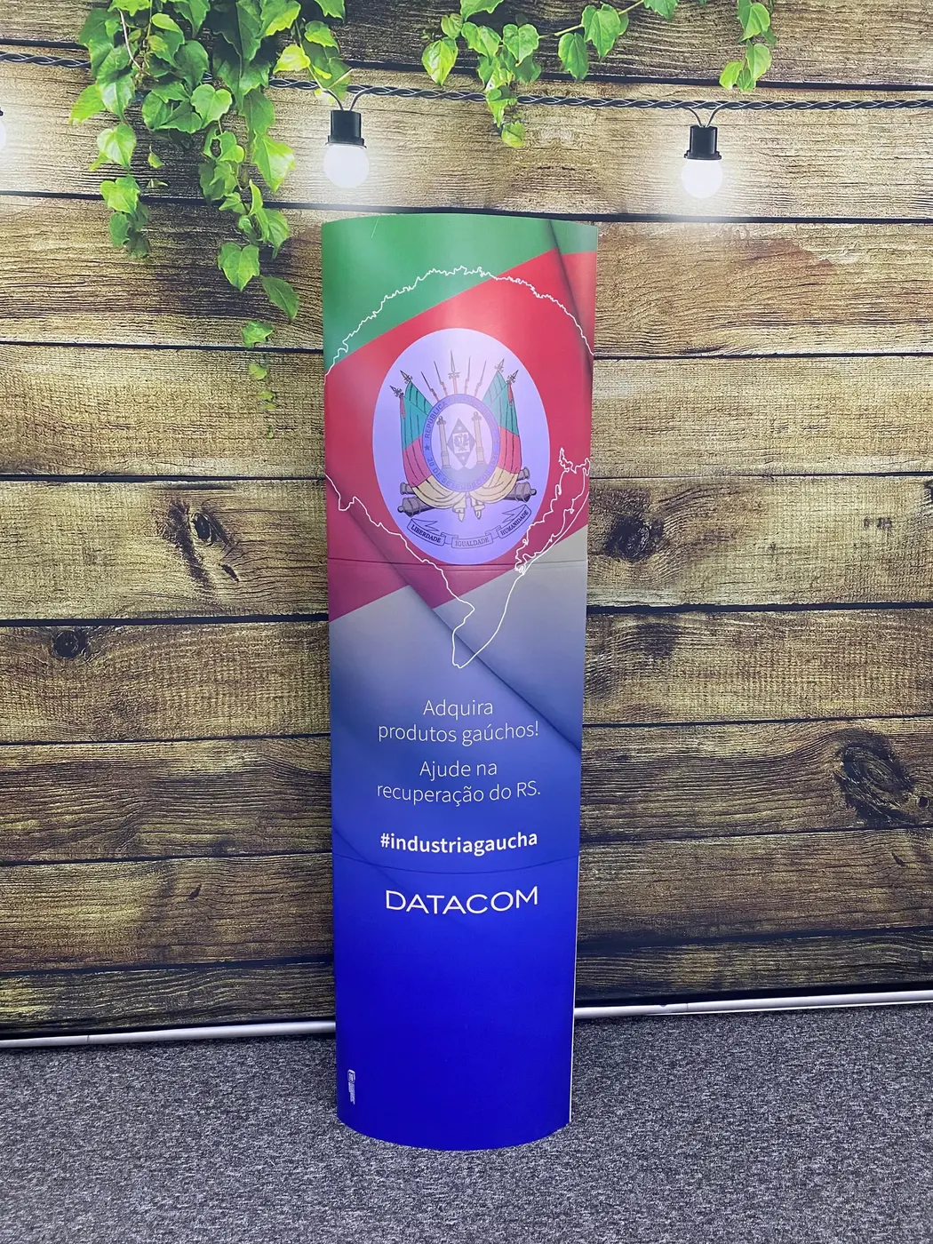 Fábrica de totem de papelão dobrável