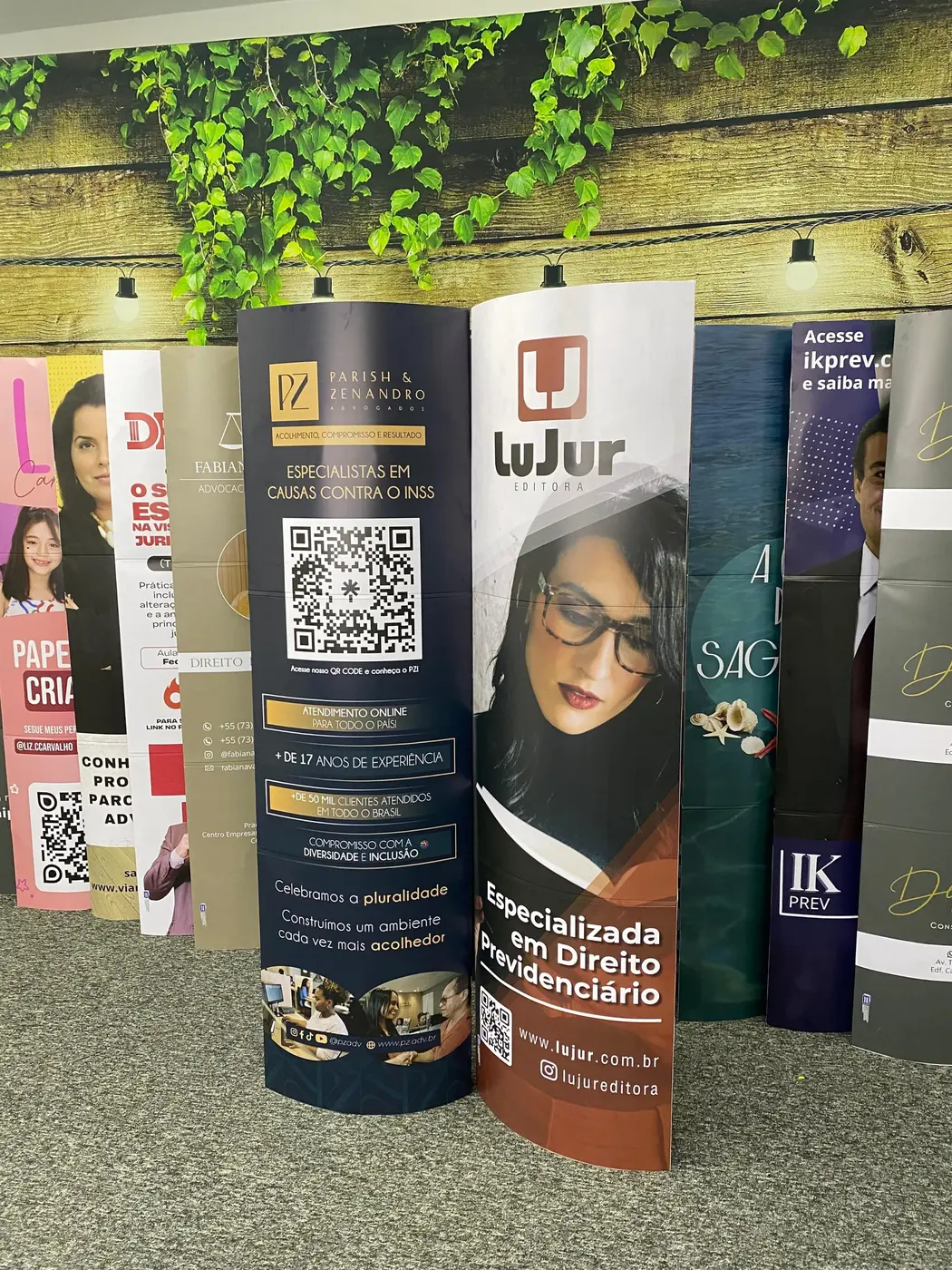 totem de papelão dobrável