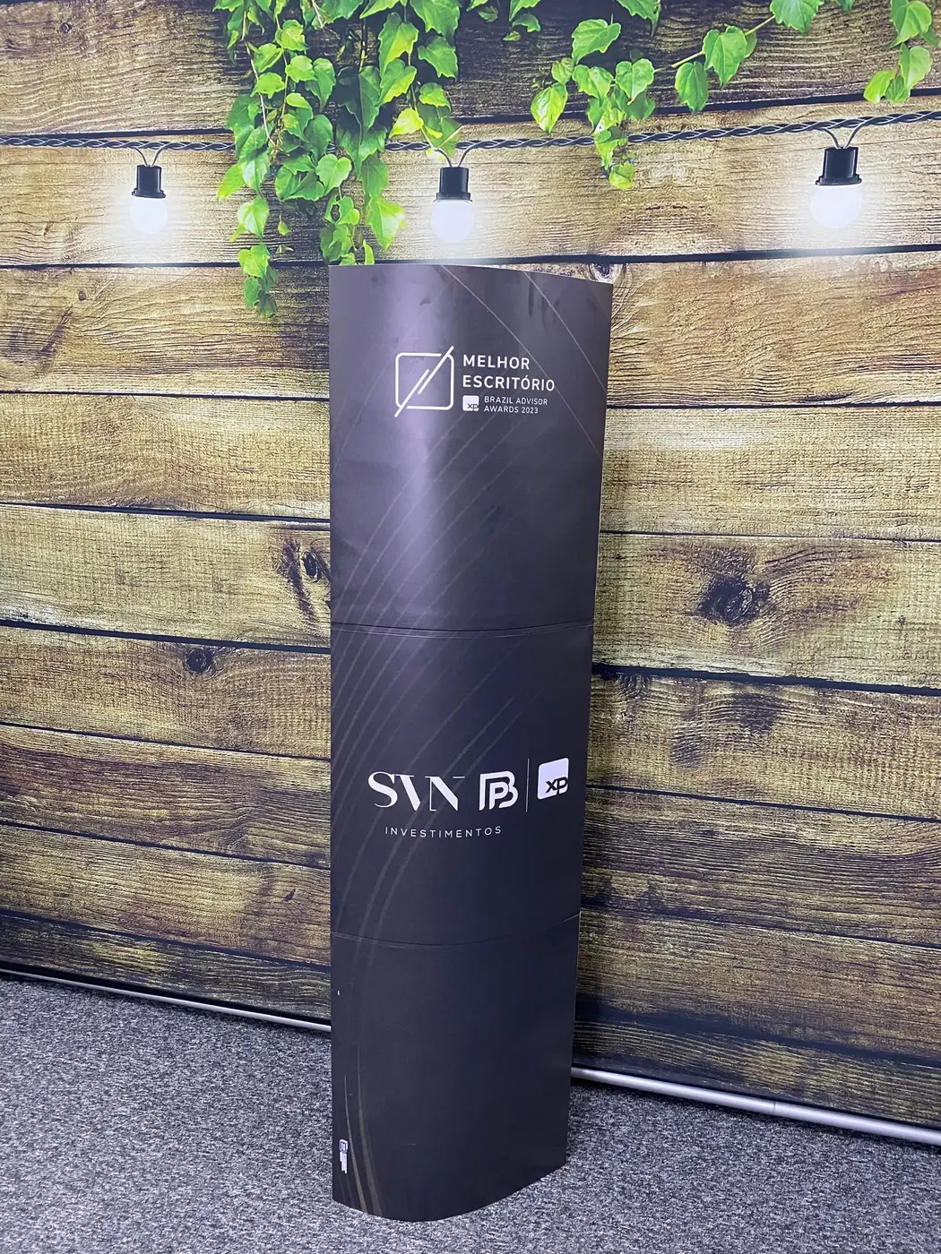 totem de papelão para divulgação em Curitiba