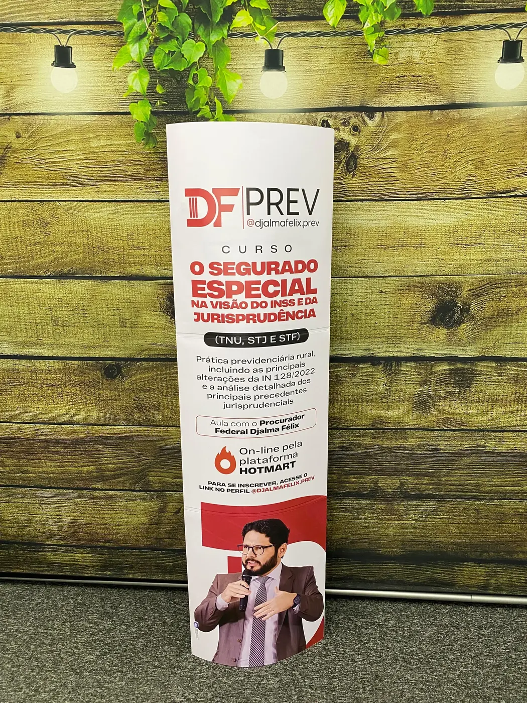 totem de papelão para divulgação em SP